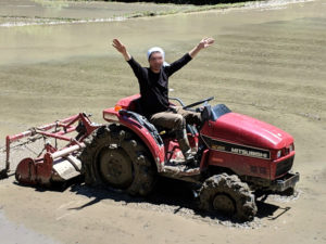小森のツキノシタで農業体験、トラクター